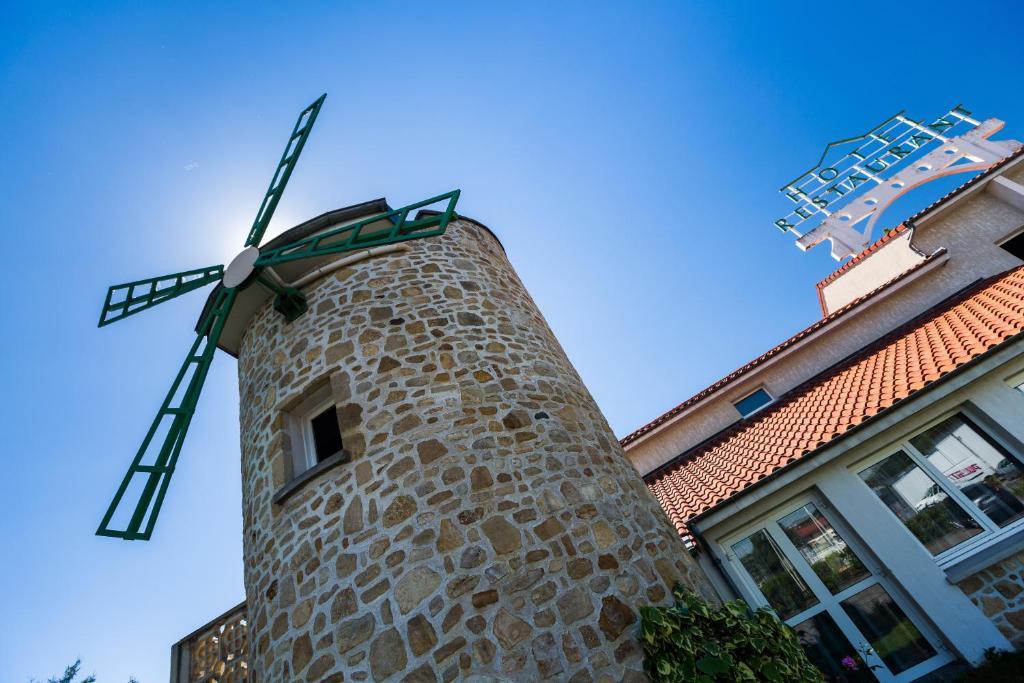 Logis Hotel Le Moulin Des Gardelles Riom Luaran gambar