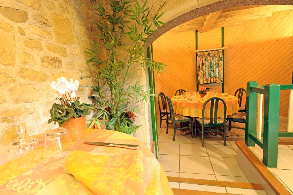 Logis Hotel Le Moulin Des Gardelles Riom Luaran gambar